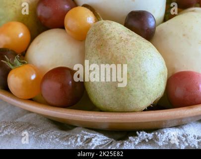 Stillleben: Früchte in einer Keramikplatte Stockfoto