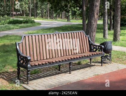 Holzbank zum Entspannen im Park Stockfoto