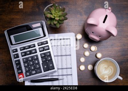 Sparen Sie Geld Und Berechnen Sie Ihr Budget Stockfoto