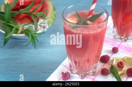 Wassermelonensaft in einem Glas mit Zitrone und Himbeeren. Stockfoto