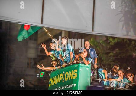 Dhaka, Bangladesch. 21. September 2022. Die Fußballnationalmannschaft der Frauen feiert auf dem Weg zum Bangladesh Football Federation House. Die bangladeschische Fußballnationalmannschaft der Frauen hält die Trophäe der SAFF-Frauenmeisterschaft in einem offenen Bus auf dem Weg vom internationalen Flughafen Hazrat Shahjalal zum BFF-Haus ab, während Tausende von einfachen Menschen die Spieler am Straßenrand begrüßen. (Foto: Sazzad Hossain/SOPA Images/Sipa USA) Quelle: SIPA USA/Alamy Live News Stockfoto