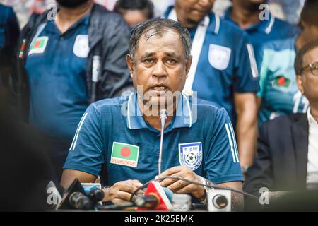 Dhaka, Bangladesch. 21. September 2022. Chefcoach der bangladeschischen Frauenfußballnationalmannschaft Golam Rabbani Choton spricht während einer Pressekonferenz im Konferenzraum im BFF-Haus (Bangladesh Football Federation). Die bangladeschische Fußballnationalmannschaft der Frauen hält die Trophäe der SAFF-Frauenmeisterschaft in einem offenen Bus auf dem Weg vom internationalen Flughafen Hazrat Shahjalal zum BFF-Haus ab, während Tausende von einfachen Menschen die Spieler am Straßenrand begrüßen. (Foto: Sazzad Hossain/SOPA Images/Sipa USA) Quelle: SIPA USA/Alamy Live News Stockfoto