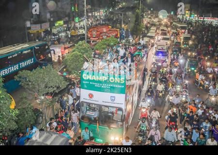 Dhaka, Bangladesch. 21. September 2022. Die Fußballnationalmannschaft der Frauen feiert auf dem Weg zum Bangladesh Football Federation House. Die bangladeschische Fußballnationalmannschaft der Frauen hält die Trophäe der SAFF-Frauenmeisterschaft in einem offenen Bus auf dem Weg vom internationalen Flughafen Hazrat Shahjalal zum BFF-Haus ab, während Tausende von einfachen Menschen die Spieler am Straßenrand begrüßen. (Foto: Sazzad Hossain/SOPA Images/Sipa USA) Quelle: SIPA USA/Alamy Live News Stockfoto