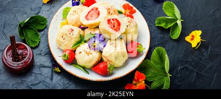 Süße Knödel mit Erdbeeren oder knedlik Stockfoto