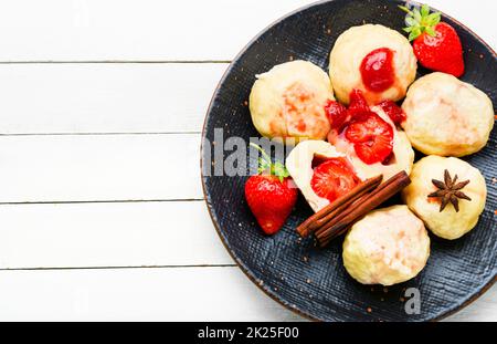 Süße Knödel mit Erdbeeren oder knedlik Stockfoto