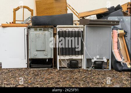 Sperriger Müllhaufen vor einer Hauswand Stockfoto