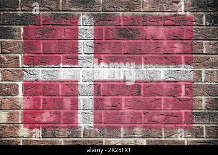 Dänemark Flagge auf Backstein Wand Hintergrund gemalt Stockfoto