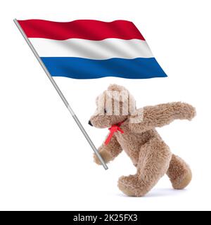 Die niederländische Holland-Flagge wird von einem niedlichen Teddybären getragen Stockfoto