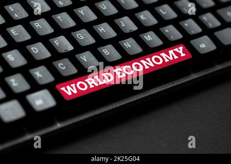 Handgeschriebenes Schild Weltwirtschaft. Internet Concept Global Worldwide Internationale Märkte Handel Geldwechsel Übertragen von schriftlichen Notizen auf einen Computer, Tippen von Motivationsbotschaften Stockfoto