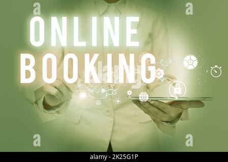 Textzeichen für Online-Buchung. Business Approach Reservierung über Internet Hotel-Unterkunft Flugticket Lady in Suit Holding Telefon und Darbietung futuristischer Bildpräsentation. Stockfoto