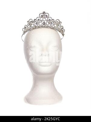 Jeweled Tiara auf Mannequin Head isoliert auf White Stockfoto