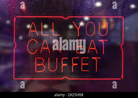 „All You Can Eat“-Buffet Neon Sign in Rainy Restaurant Window Stockfoto