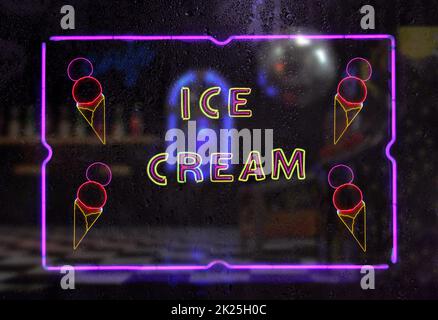 Neon Ice Cream Schild in Rainy Window Stockfoto