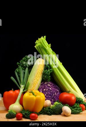 Zwiebeln, Paprika, Rotkohl, Sellerie, Pilze und Grünkohl Stockfoto