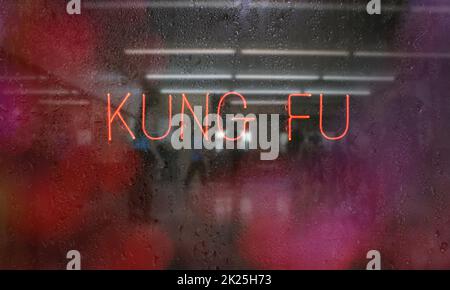 Neon Kung Fu Schild im nassen Fenster Stockfoto