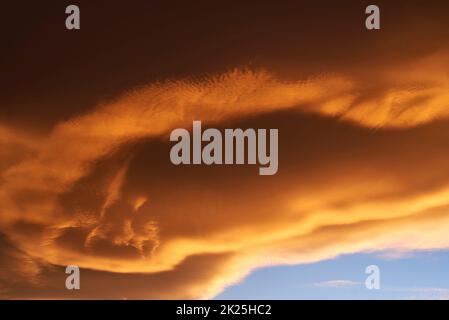 Himmelslicht nach Sonnenuntergang. Orangefarbener Hintergrund Stockfoto