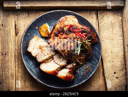 Gebackener Schweinebauch mit Kräutern. Stockfoto