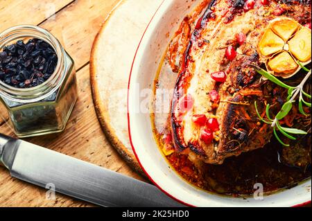 Gebackener Schweinebauch mit Kräutern. Stockfoto