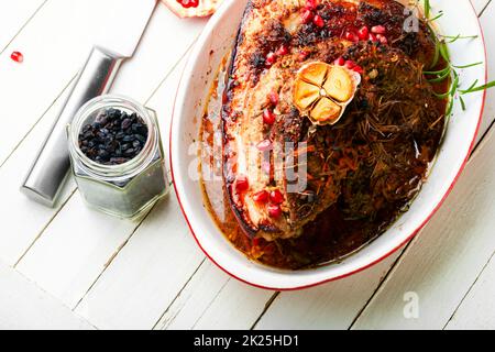 Gebackener Schweinebauch mit Kräutern. Stockfoto