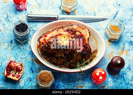 Gebackener Schweinebauch mit Kräutern. Stockfoto