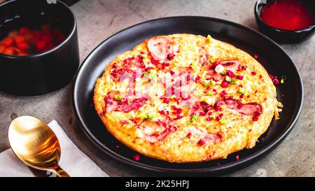 Spanisches Omelett Frittata aus Eiern Kartoffelspeck Paprika Petersilie grüne Erbsen Zwiebelkäse für leckeres Essen. Stockfoto