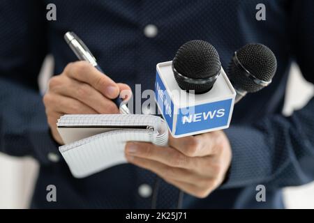 Journalistenbericht Interview. Neuer Broadcasting Reporter Stockfoto