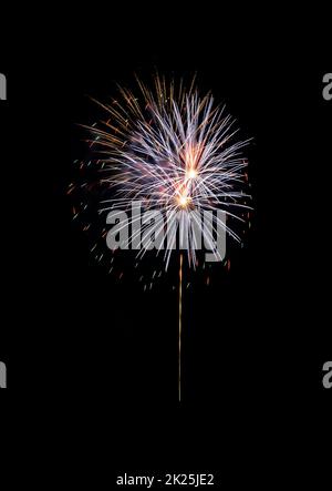 Farbenfrohe Feuerwerk-Explosion am schwarzen Himmel Stockfoto