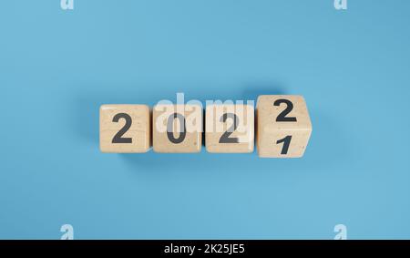 Holzwürfel mit den Jahreszahlen 2021 und 2022, Neujahrskonzept Stockfoto