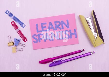 Konzeptionelle Darstellung Spanisch lernen. Geschäftskonzept Übersetzung Sprache in Spanien Vokabeln Dialekt Sprache Blitzer Schulbedarf, Lehrersammlungen, Schreibwerkzeuge Stockfoto