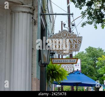 NEW ORLEANS, LA, USA - 24. AUGUST 2022: Orleans Coffee-Schild vor dem Coffee-Shop auf der Prytania Street in Uptown Nachbarschaft Stockfoto