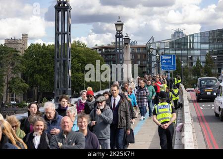 Royal Mourners stehen Schlange, um ihren Respekt zu zollen und den im Bundesstaat Queen Elizabeth II. Liegenden Ort über die Lambeth Bridge, Southbank, London, Großbritannien, zu besuchen Stockfoto