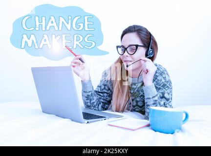 Inspiration mit dem Zeichen „Changemakers“. Konzeptfoto Junge Turk Influencers Acitivists Urbanization Fashion Gen X CallCenter Agent arbeitet von zu Hause aus, Schüler bereitet sich auf Prüfungen vor Stockfoto