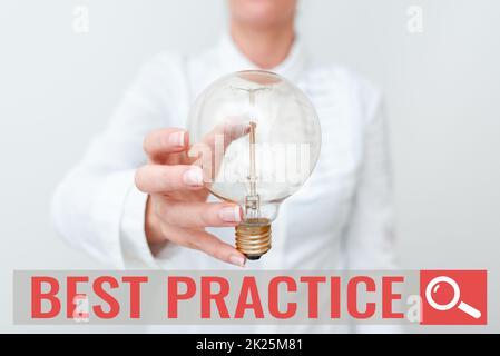 Textbeschriftung mit Best Practice. Ein Wort, geschrieben auf Method Systematic Touchstone Guidelines Framework Ethic Lady in Business Outfit hält Lampe und präsentiert neue Technologieideen Stockfoto