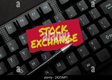 Handschriftlicher Text Börse. Geschäftsansatz ein elektronischer Markt, in dem Unternehmenseigentümer zusammenkommen, schriftliche Notizen an einen Computer übertragen und Motivationsbotschaften eingeben Stockfoto