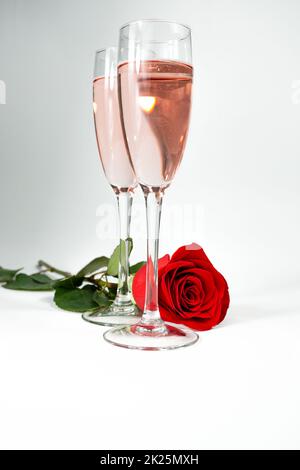 Zwei Gläser Champagner und eine Rose Stockfoto