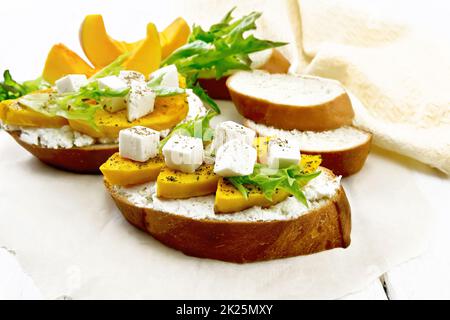 Bruschetta mit Kürbis und Ricotta auf dem Whiteboard Stockfoto