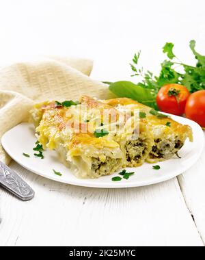 Cannelloni mit Quark und Spinat auf dem Tisch Stockfoto