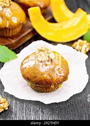 Cupcake Kürbis mit Orangenglasur und Walnüssen auf Papier Stockfoto