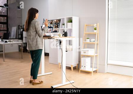 Videokonferenz Mit Elektrisch Verstellbarem Stehtisch Stockfoto