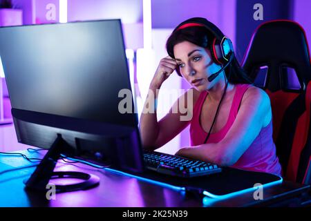 Sad Saufe Young Online-PC-Video-Gamer Stockfoto