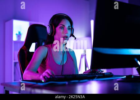 Sad Saufe Young Online-PC-Video-Gamer Stockfoto