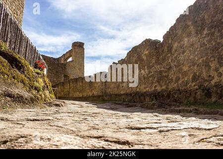 Der Weg um die Mauern im Schloss Landstejn Stockfoto