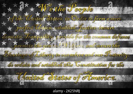 USA Verfassung Präambel Wir, das Volk auf Grunge schwarz-weiße US-Flagge Stockfoto
