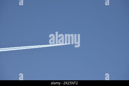Kerosinstreifen aus einem Flugzeug am spanischen Himmel in der Provinz Alicante, Costa Blanca, Spanien Stockfoto