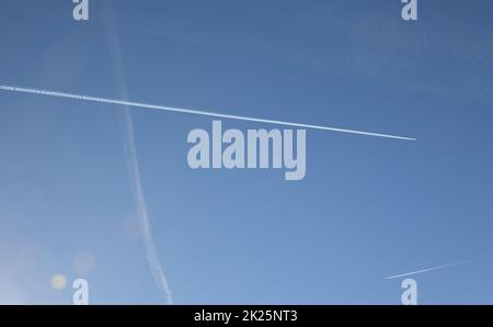 Kerosinstreifen aus einem Flugzeug am spanischen Himmel in der Provinz Alicante, Costa Blanca, Spanien Stockfoto