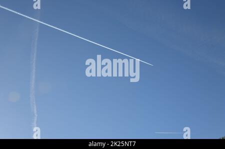 Kerosinstreifen aus einem Flugzeug am spanischen Himmel in der Provinz Alicante, Costa Blanca, Spanien Stockfoto