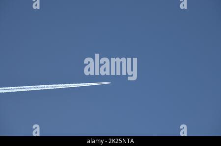 Kerosinstreifen aus einem Flugzeug am spanischen Himmel in der Provinz Alicante, Costa Blanca, Spanien Stockfoto