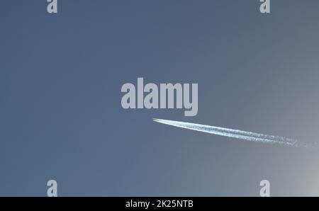 Kerosinstreifen aus einem Flugzeug am spanischen Himmel in der Provinz Alicante, Costa Blanca, Spanien Stockfoto
