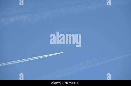 Kerosinstreifen aus einem Flugzeug am spanischen Himmel in der Provinz Alicante, Costa Blanca, Spanien Stockfoto