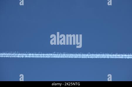 Kerosinstreifen aus einem Flugzeug am spanischen Himmel in der Provinz Alicante, Costa Blanca, Spanien Stockfoto